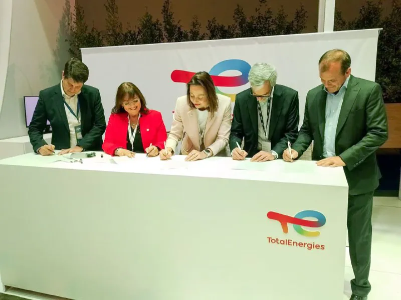 Firma acuerdo Total y Gobierno