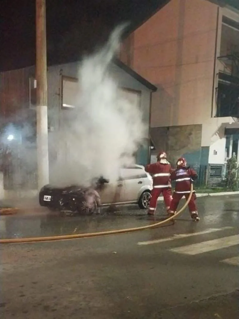 Personal de Bomberos sofocando el ígneo