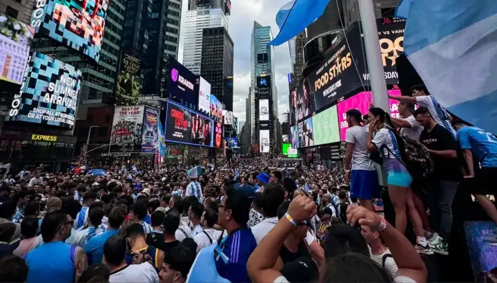 Hinchas en el Time Squares