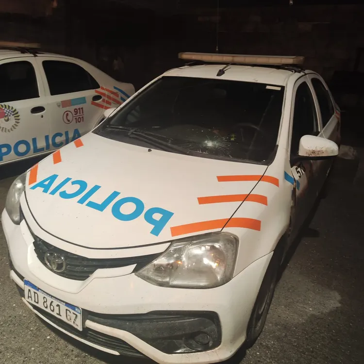 Móvil policial apedreado por menores