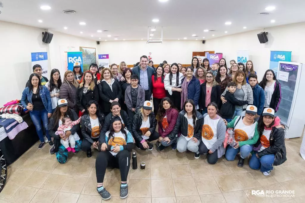 Entrega maquinaria Mujeres Emprendedoras