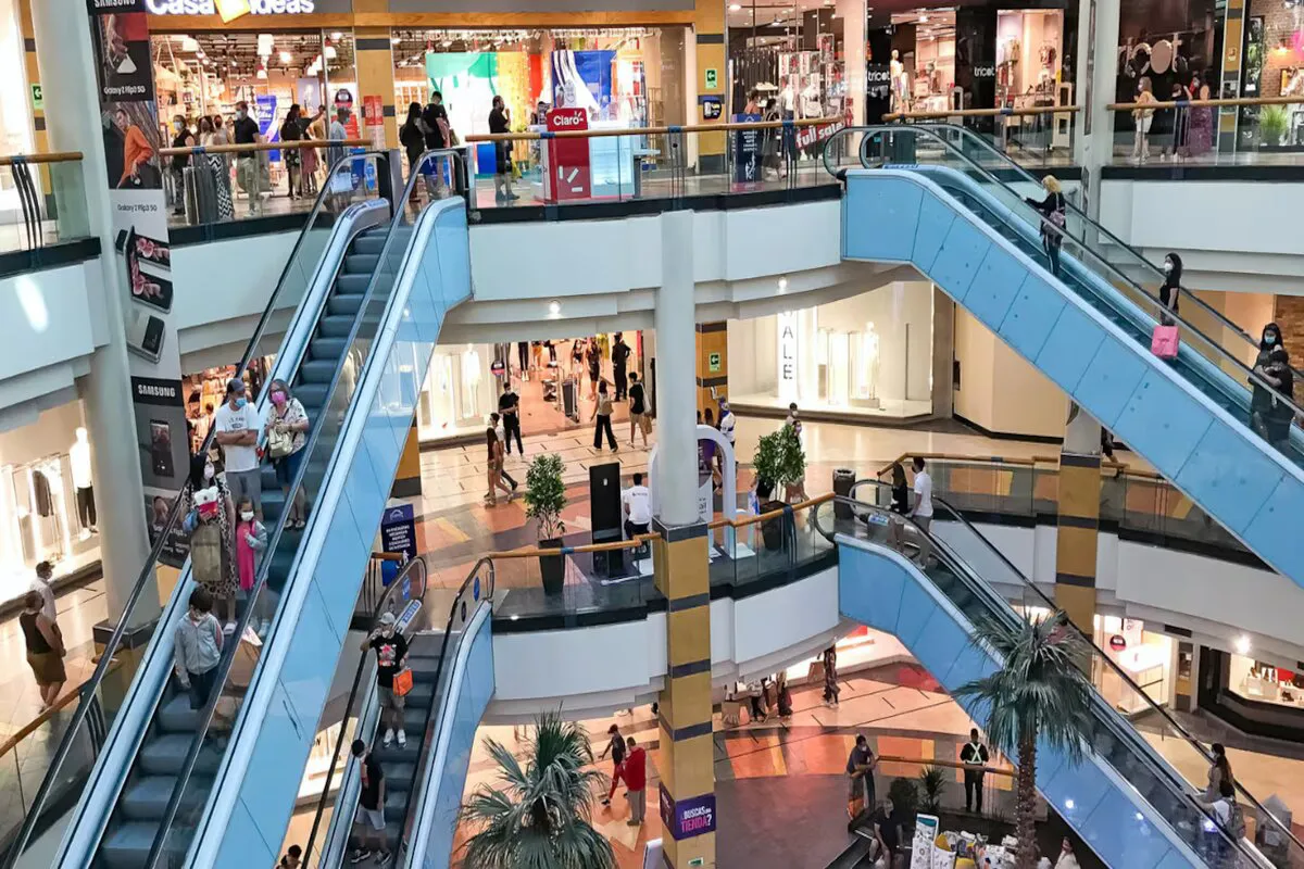 turistas-comprando-en-un-shopping-de-chile-foto-reuters-7UXHLGEZSJFFZPVUAZROH64A2Y (1)
