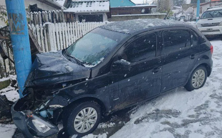 Gol Trend choque poste de luz
