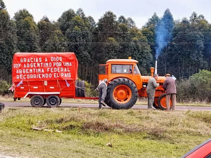 Tractor recorre el país