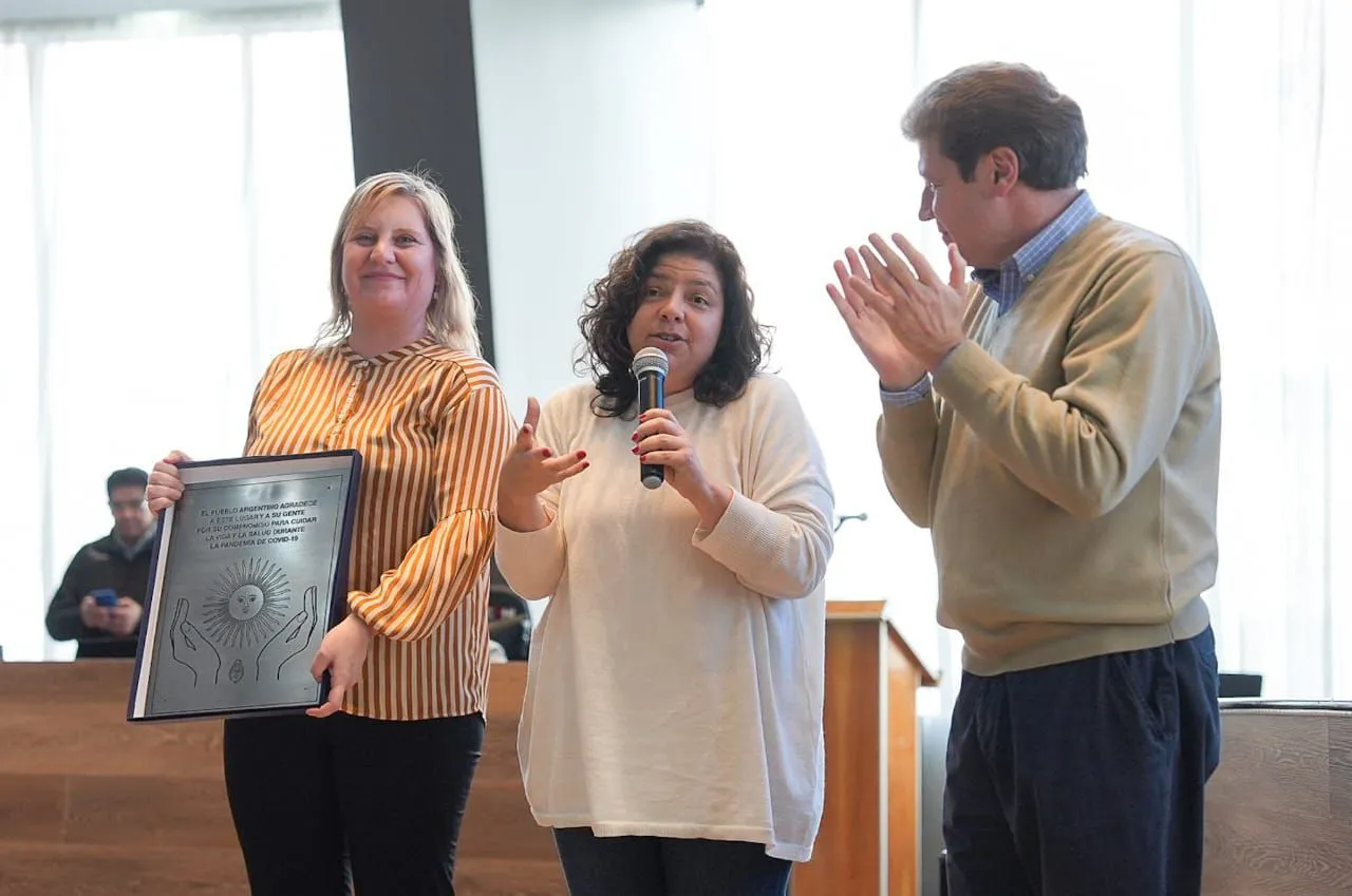 Gobierno recibió una placa en reconocimiento al personal de salud durante la pandemia del Covid-19