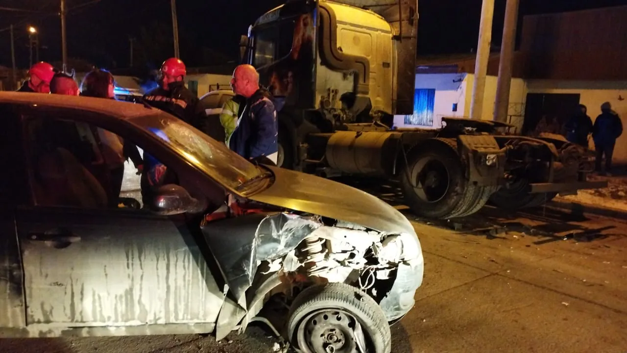 Conductor Ebrio Chocó Dos Vehículos Estacionados