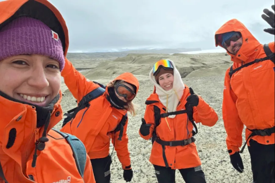 Campaña Antártica 2026. Antonella Toledo Oyarzo y Micaela Arias