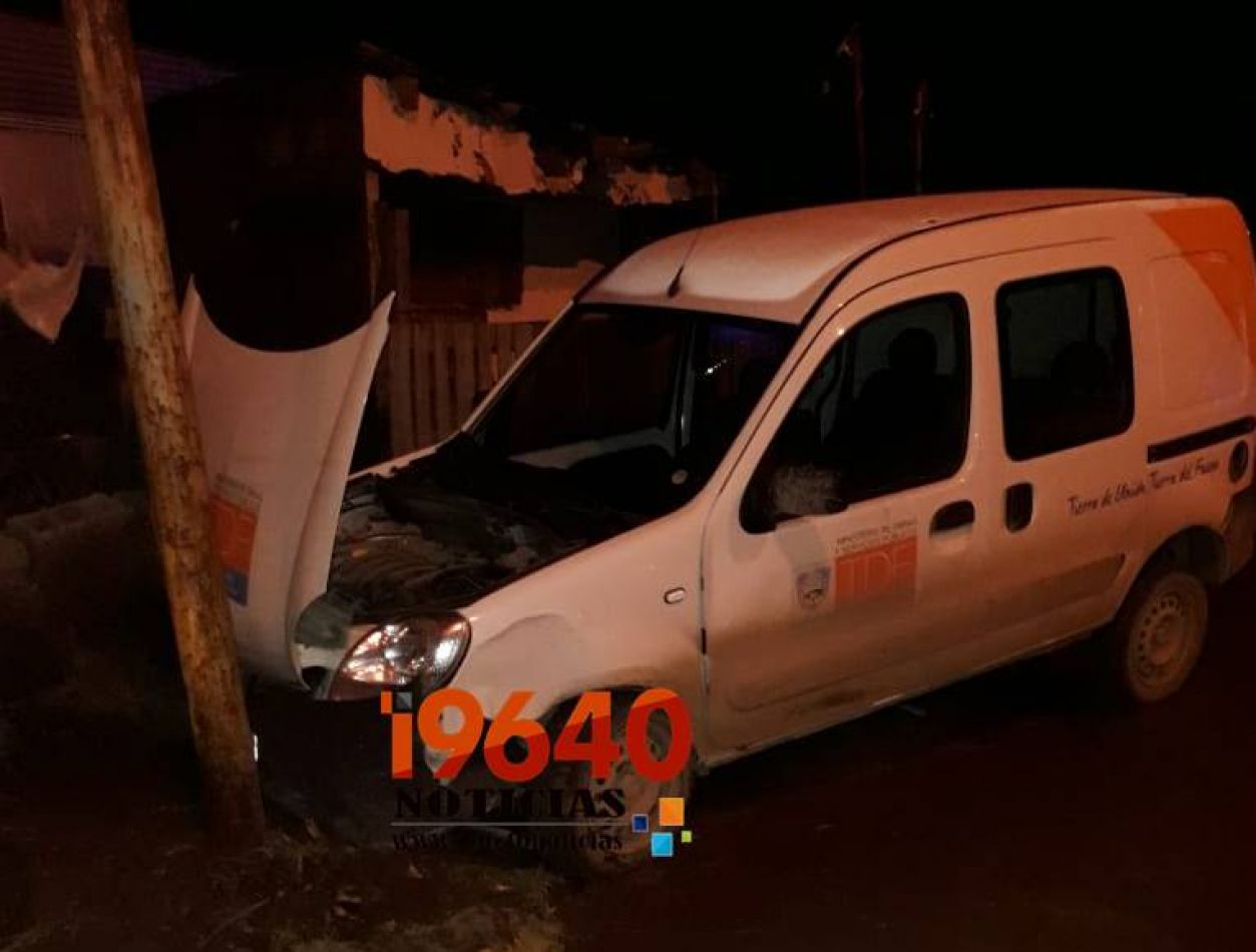 Manejaba borracho un vehículo oficial y chocó contra un poste