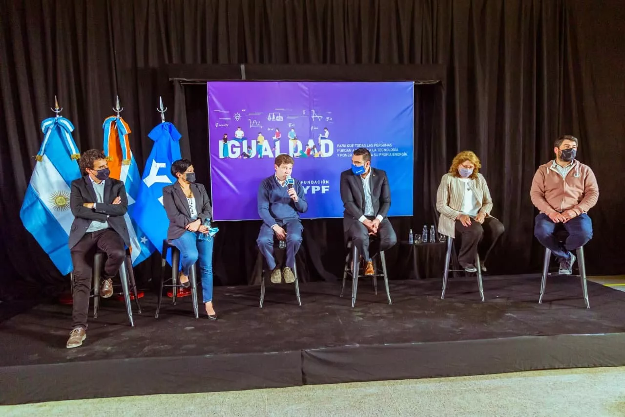 Melella entrega notebooks