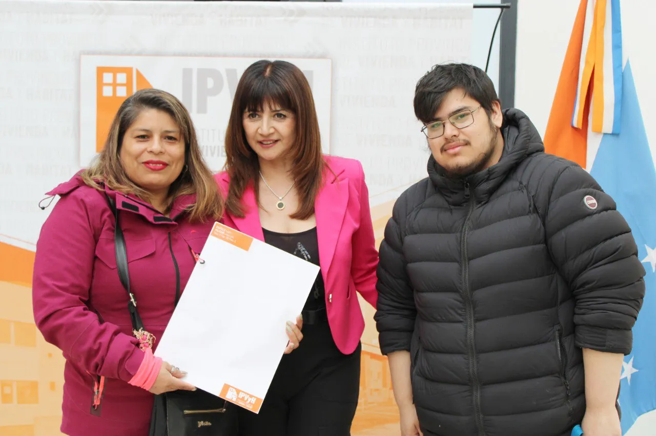 El IPVyH entregó nuevas actas de tenencia a familias de Margen Sur