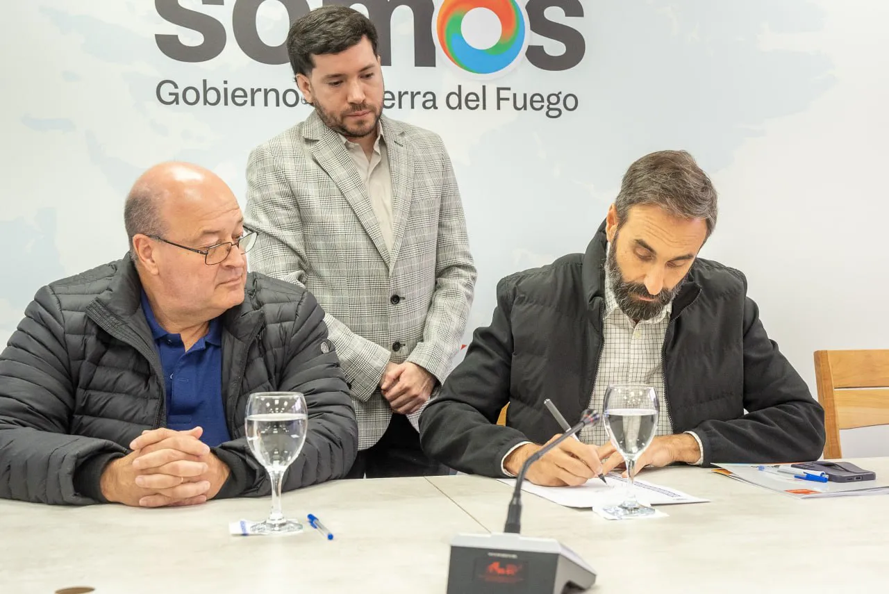 HISTÓRICO: SE FIRMÓ ANTE ESCRIBANO LA TRANSFERENCIA DE LOS YACIMIENTOS DE YPF A LA EMPRESA ESTATAL TERRA IGNIS