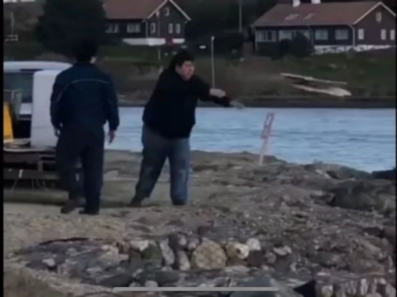 Vecino Tirando Escombros