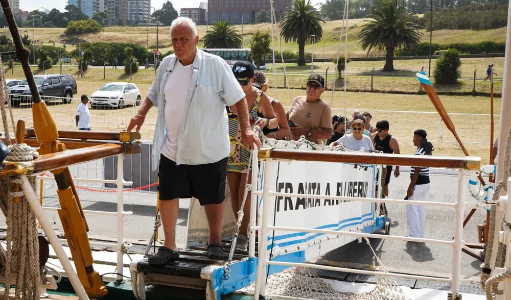 ARA “Libertad”- visita de excombatientes