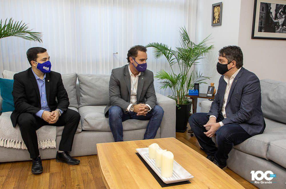 photo5048879875338905997