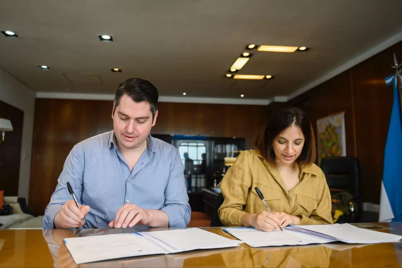 Perez Firma Convenio Materiales