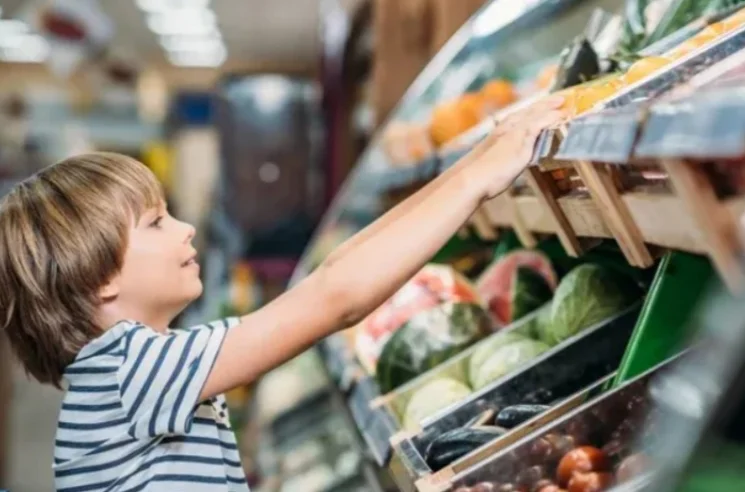 Niño en supermercado