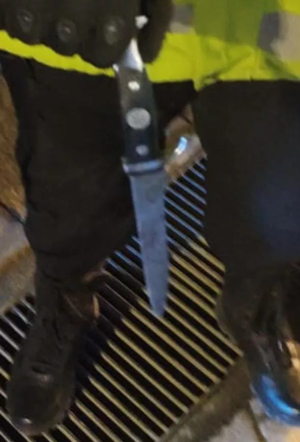 Joven con arma blanca