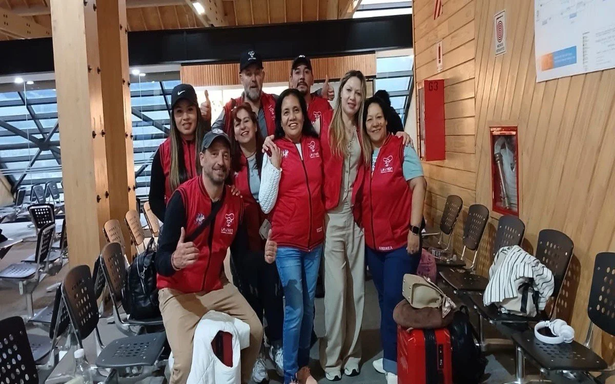 Emilio Sáez y empleados en Brasil 