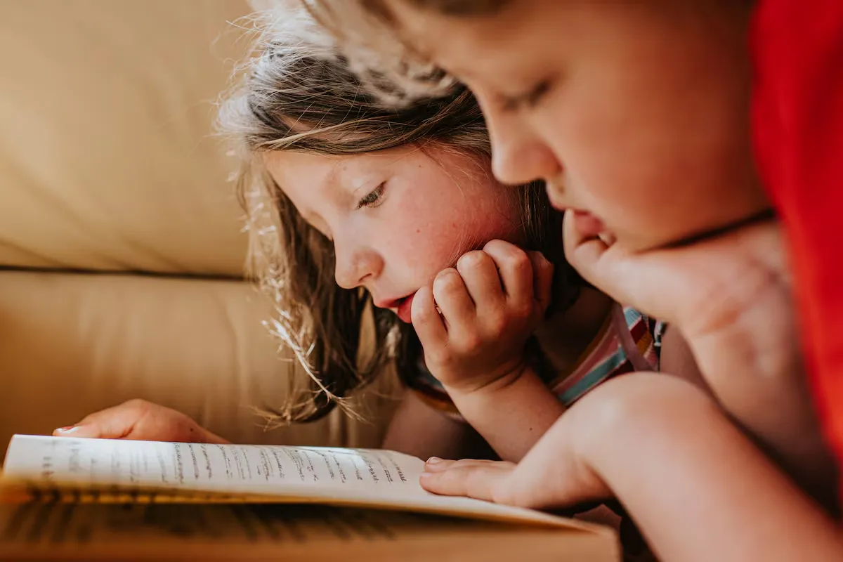 Niños leyendo