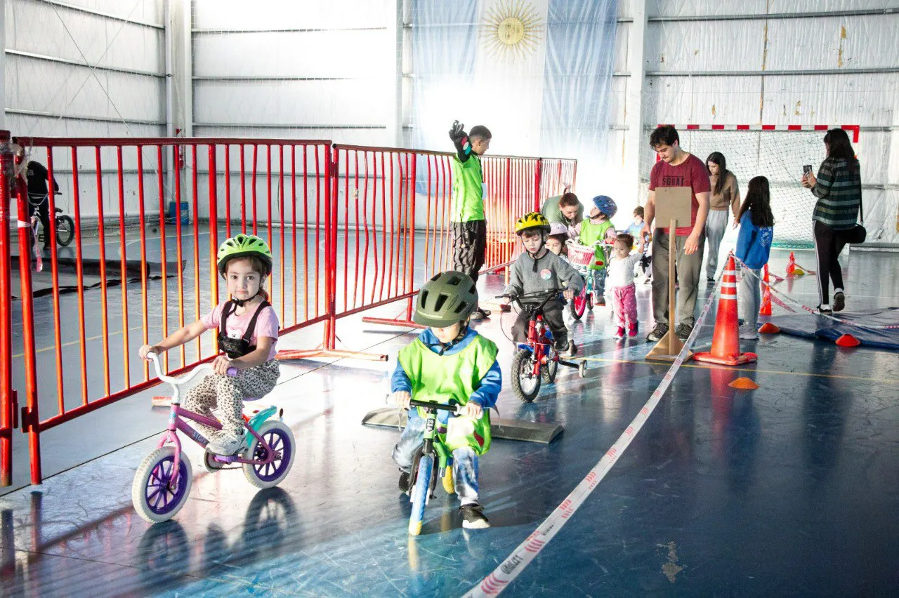 BICIESCUELAS EN EL POLIDEPORTIVO MALVINAS ARGENTINAS