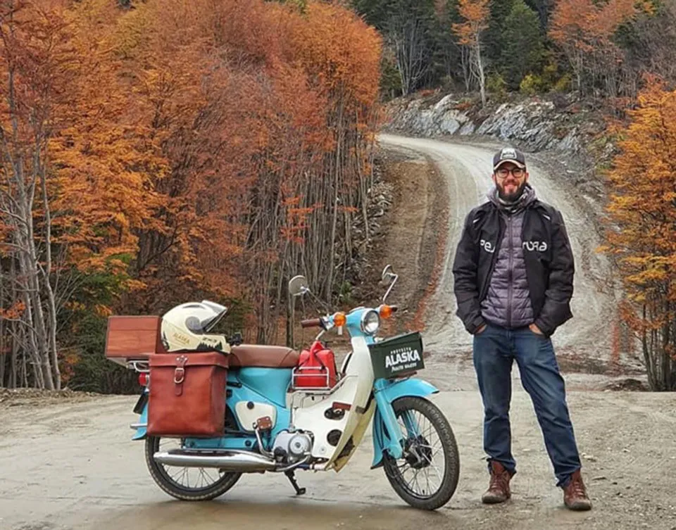 El sueño de unir Ushuaia con Alaska en una moto Honda C90 Econo Power