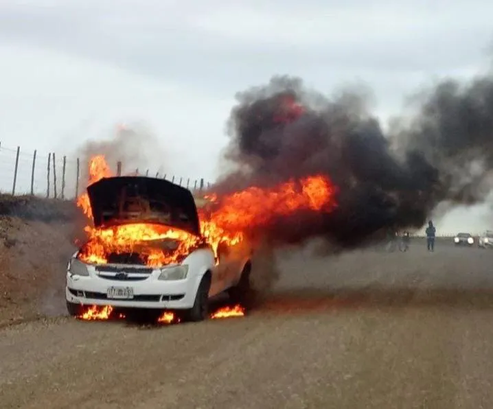 Auto incendiado